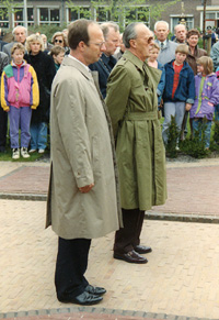 Prins Bernhard bij het bezoek aan de stadsmuur van Hardenberg.