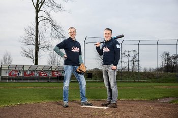 bestuursleden Hartgerink en Van Dijk op het honkbalveld