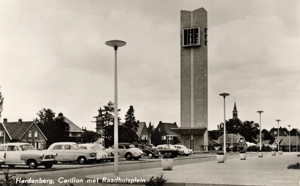 Foto van het Raadhuisplein met gemeentetoren.