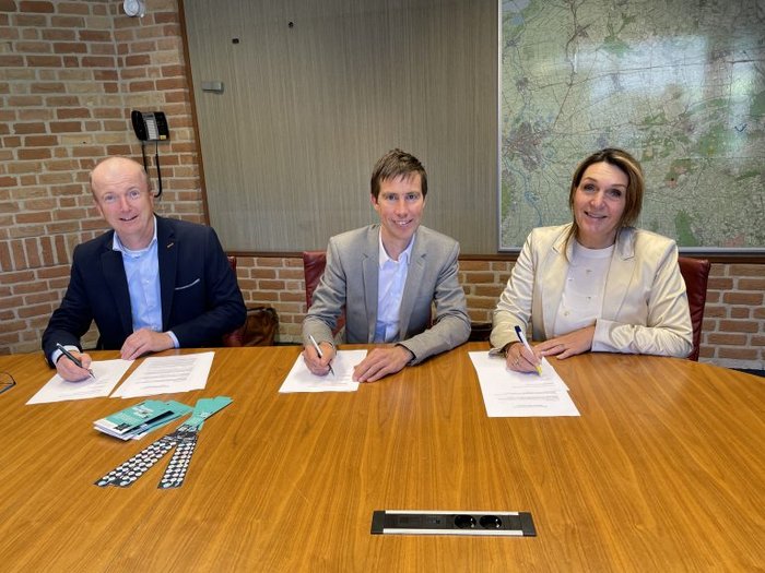 Foto van ondertekening met daarop wethouder Hardenberg, wethouder Ommen en wethouder Werner ten Kate (gemeente Hardenberg), wethouder Alice van den Nieuwboer (gemeente Ommen) en Vincent Corbijn (Stichting Gebiedspartners Kolonie Ommerschans) Foto van ondertekening met daarop wethouder Hardenberg, wethouder Ommen en wethouder Werner ten Kate (gemeente Hardenberg), wethouder Alice van den Nieuwboer (gemeente Ommen) en Vincent Corbijn (Stichting Gebiedspartners Kolonie Ommerschans)