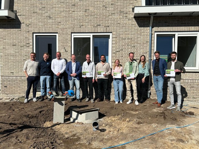 Wethouder Alwin te Rietstap en gedeputeerde Martijn Dadema reikten namens de partners een tegoedbon uit aan de bewoners voor het vergroenen van hun tuin.