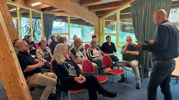 Foto van raadsleden gemeente Hardenberg in een vergaderruimte in Natuuractiviteitencentrum De Koppel