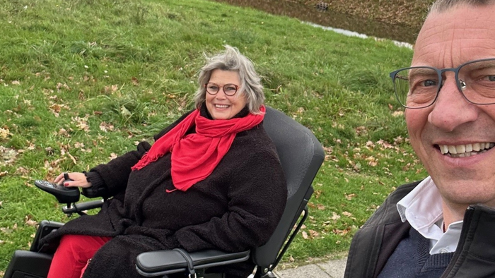 Selfie van burgemeester Maarten Offinga met inwoner Ellen Koltof