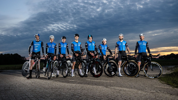 Foto van de sporters van HWV met hun fietsen nabij de Distelbelt in Diffelen