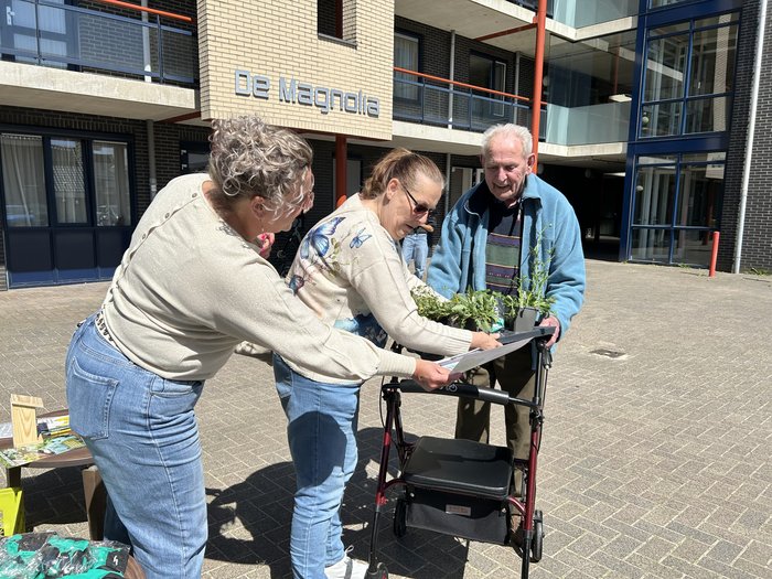 Bewoner aan de Magnolia krijgt een plantenpakket op zijn rollator.