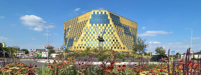 Foto van het gemeentehuis Hardenberg genomen vanaf de rotonde Europaweg/Bruchterweg