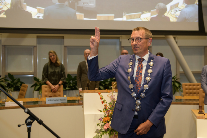 Foto van burgemeester Maarten Offinga die opnieuw de eed aflegt als burgemeester van de gemeente Hardenberg