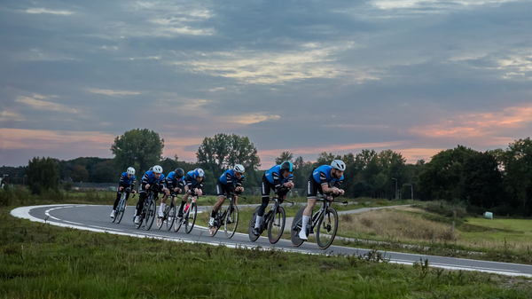 Actiefoto van HWV-fietsers door de bocht