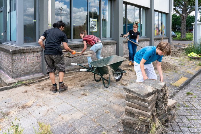 Mensen die samen tegelwippen