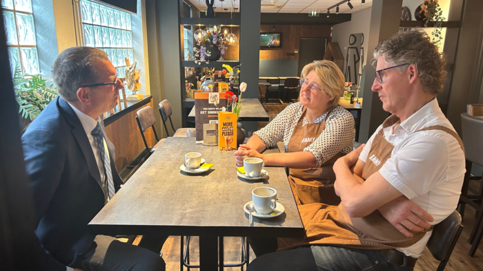 Burgemeester Maarten Offinga aan tafel bij de ondernemers van Lunchroom Emmy