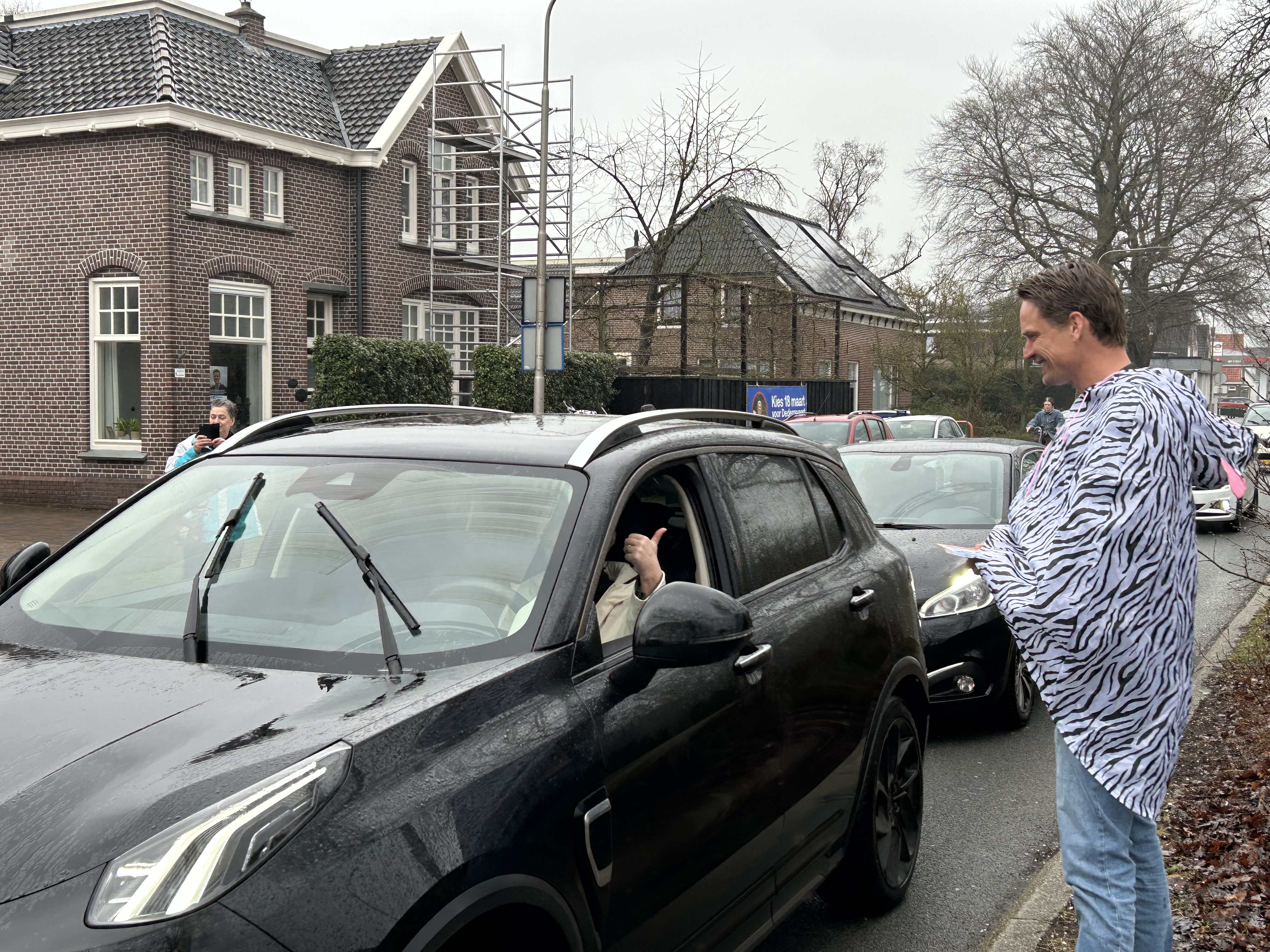 Foto van wethouder Alwin te Rietstap die met een automobilist in gesprek is